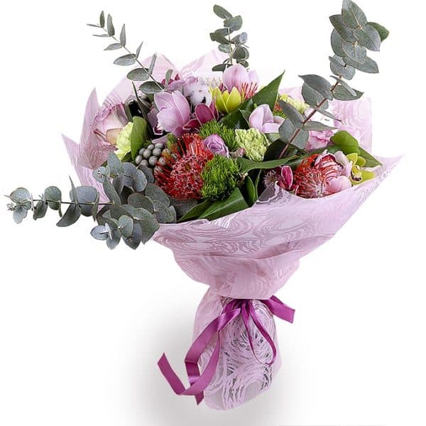 букет из роз с эвкалиптом и хризантемами