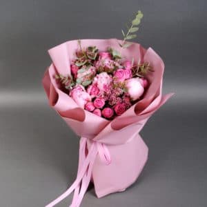 букет из розовых пионов