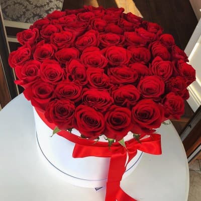 коробка красных роз