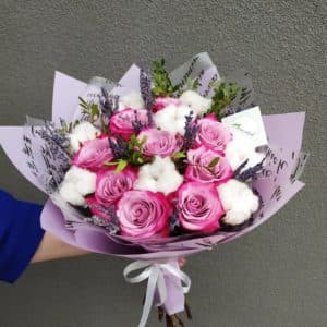 Букет из роз, лаванды, хлопка и хризантемы