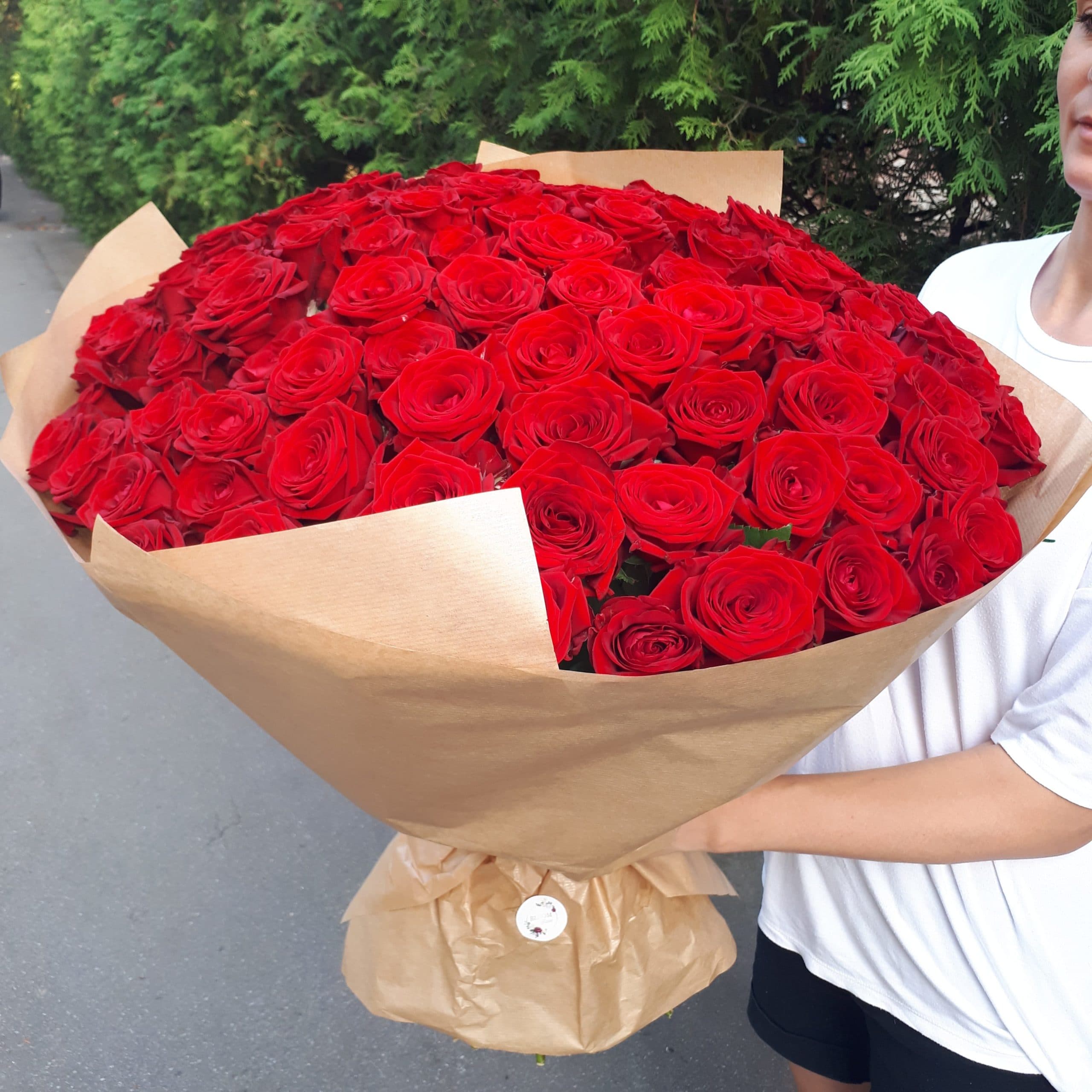 Цветы 101 роза дешево в москве доставка цветов кричев