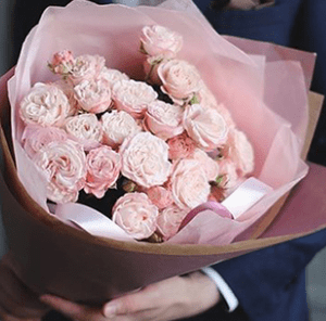 9 белых и розовых кустовых и пионовидных роз