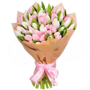 Букет из розовых и белых тюльпанов