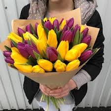 Букет из желтых и фиолетовых тюльпанов