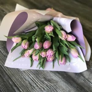 Букет из 15 сиреневых тюльпанов