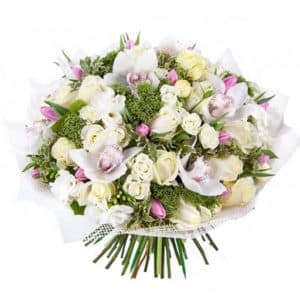 букет из тюльпанов и белых роз