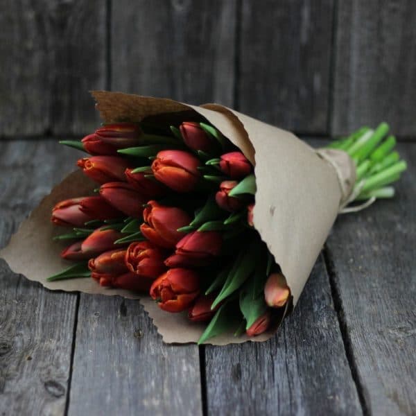 Букет красно-рыжих тюльпанов