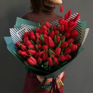 51 красный пионовидный тюльпан