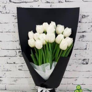 Белые тюльпаны в крафтовой черной бумаге