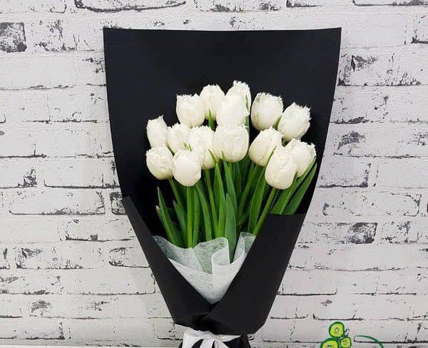 Белые тюльпаны в черной упаковке гортензия цена спб