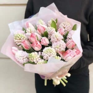 Весенний букет из розовых тюльпанов и белых гиацинтов