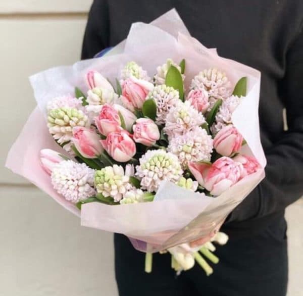 Весенний букет из розовых тюльпанов и белых гиацинтов
