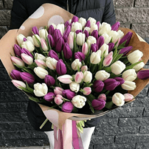 Букет из фиолетовых и белых роз