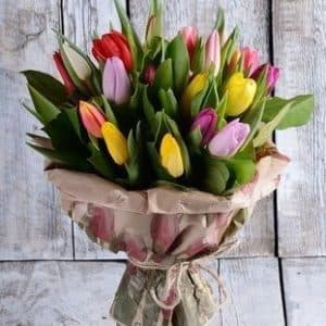 Букет из разноцветных тюльпанов в дизайнерской упаковке