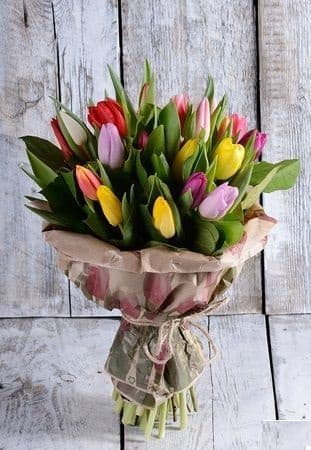 815d1020dfe6f925c34cb9bb766a172a Букет из разноцветных тюльпанов в дизайнерской упаковке