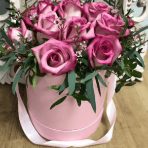 Розовые розы в средней коробке