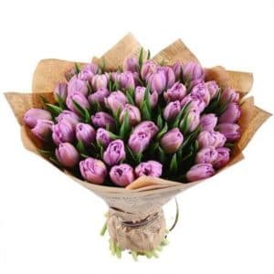 букет из лиловых тюльпанов