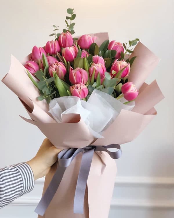 25 розовых страстных тюльпанов