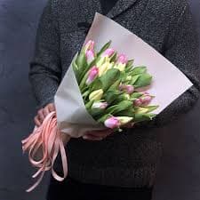 розовый букет тюльпанов
