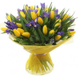 Букет с ирисами и жёлтыми тюльпанами
