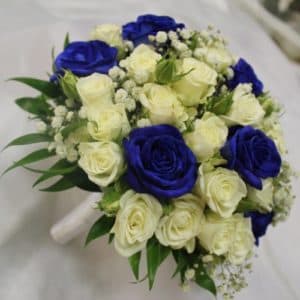 Свадебный букет синих и белых кустовых розы
