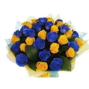 Букет синих и желтых роз с зеленью