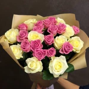25 белых и розовых роз
