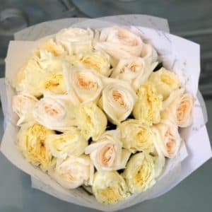 19 белых и кремовых роз