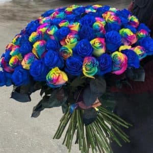 75 синих и радужных роз