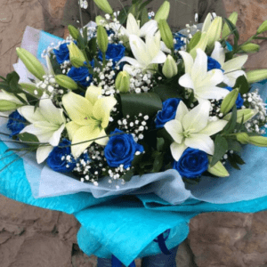 Букет с лилиями и синими розами