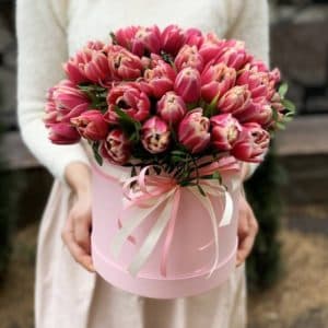 51 розовый пионовидный тюльпан в коробке
