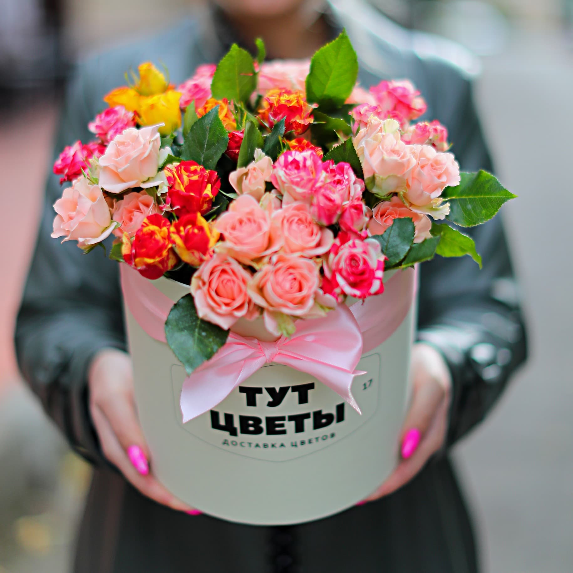 Купить белые розы в Москве