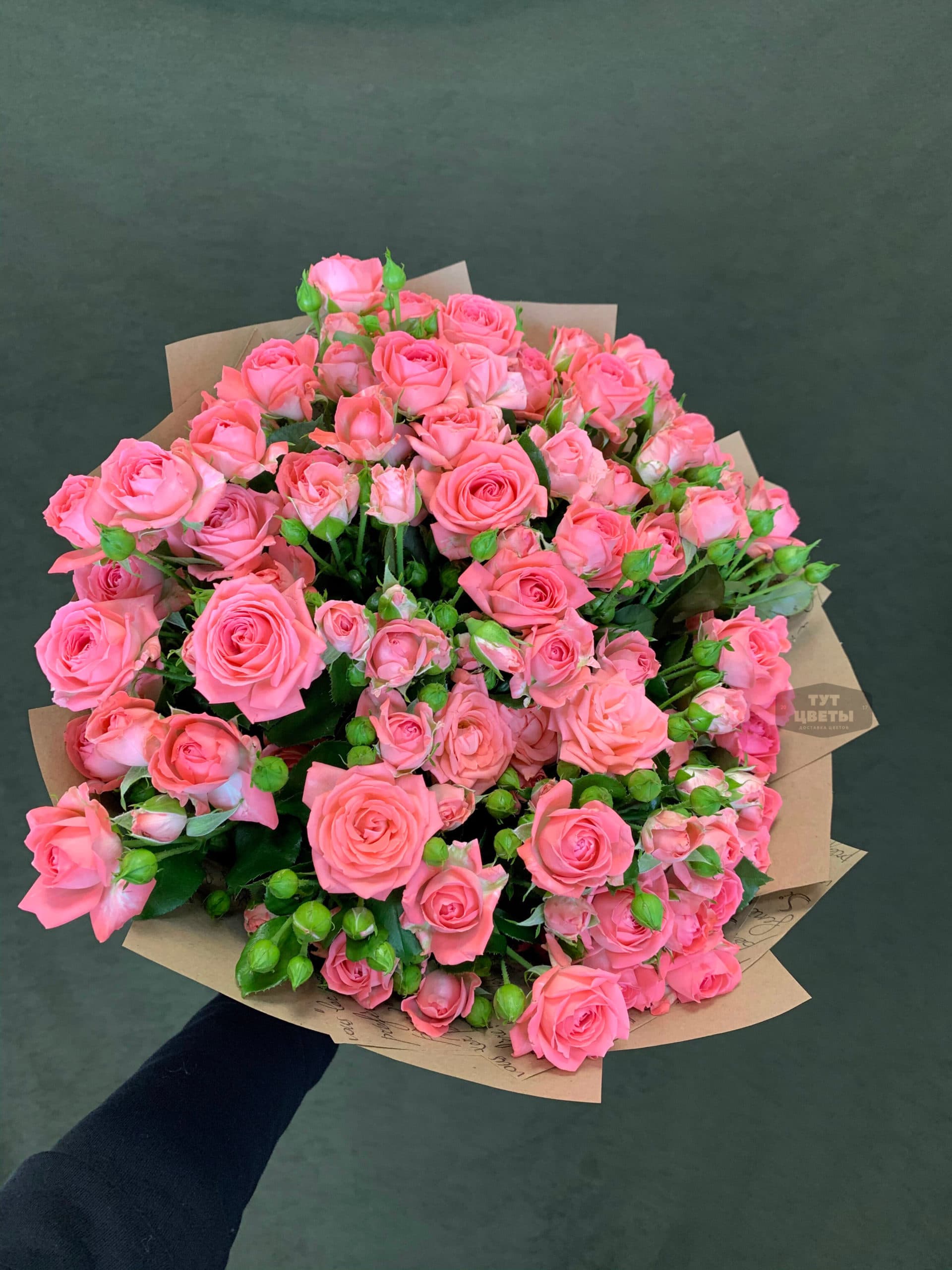 Розовые кустовые розы букет. Кустовые розы для 35. Букет розы кустовые 35шт микс. Букет из 35 кустовых роз.