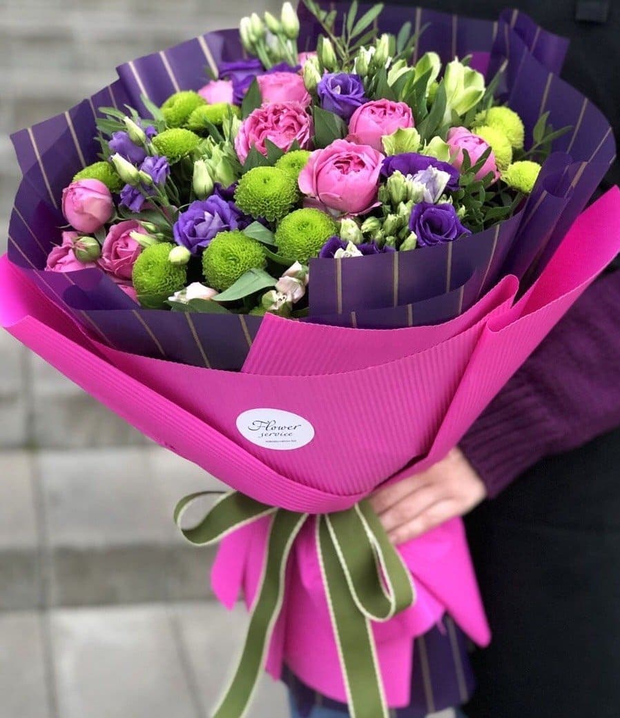 Доставка цветов недорого cvbaza. Букет с кустовой пионовидной розой. Пионовидные кустовые розы фиолетовые. Эустома и Хризантема букет. Букет хризантемы розы эустома.