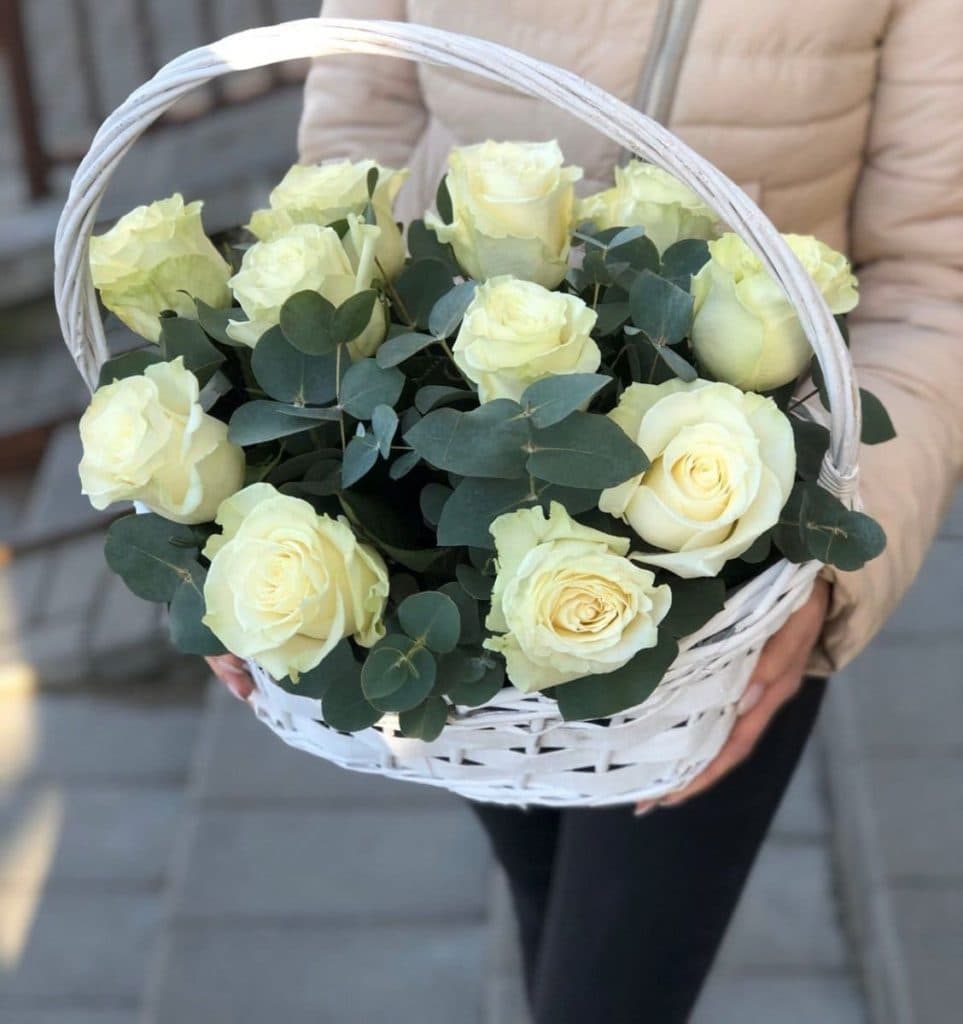 Корзинка белых роз