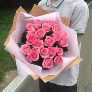 19 розовых роз в дизайнерской упаковке