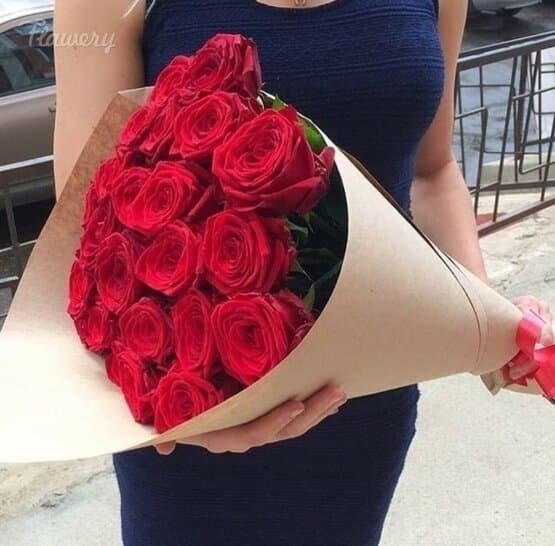 Букет из 19 красных роз.