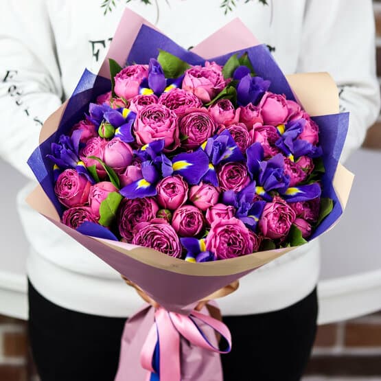 Букет пионовидных кустовых роз с ирисами. N813