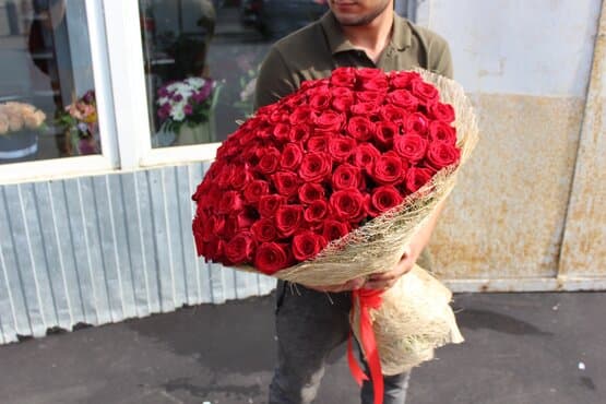 Роскошный букет из 101 красной розы 