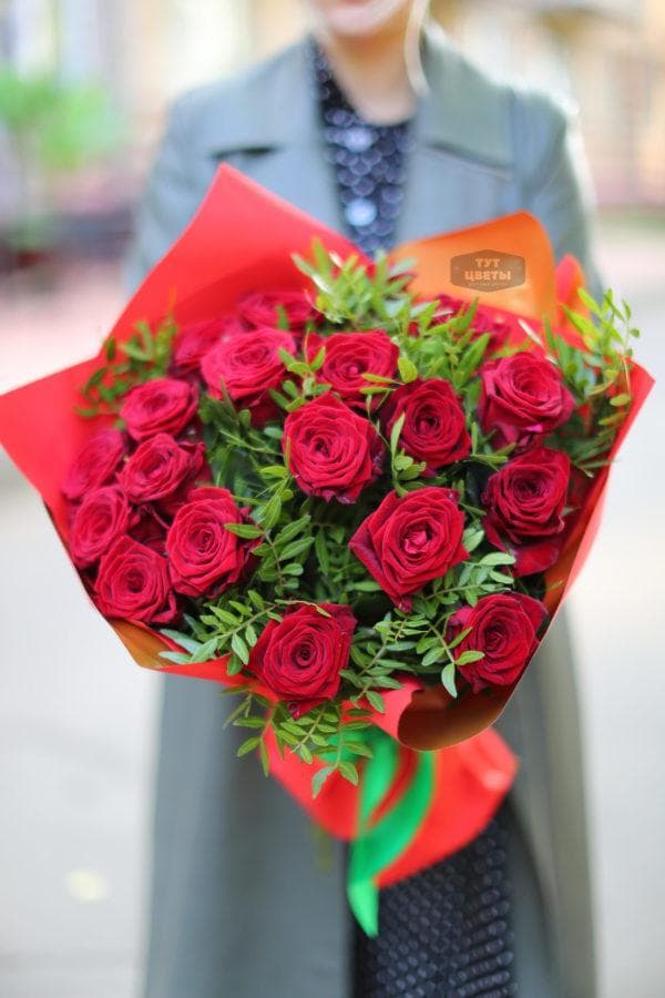 Букет "19 красных роз с фисташкой"