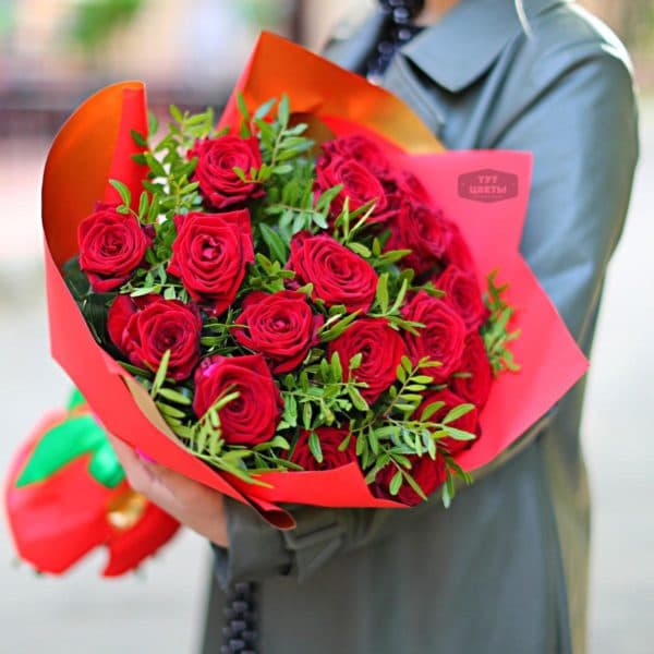 Букет "19 красных роз с фисташкой"