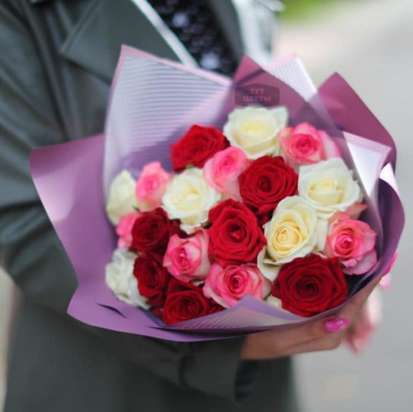 Букет из белых, розовых и красных роз