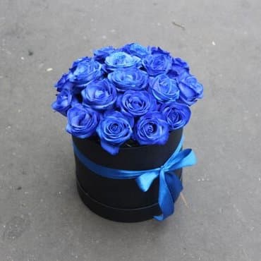 21 синяя роза в чёрной коробке