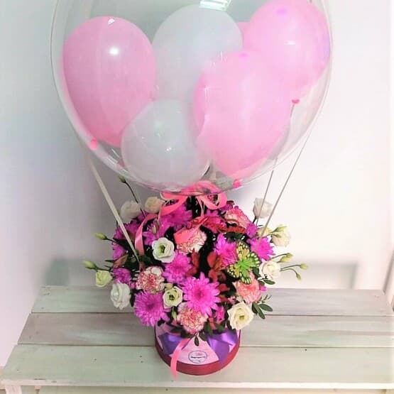Ярко-розовая композиция с шаром баблс и плотным цветочным наполнением