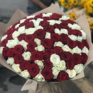 Красно-белый букет из 101 розы