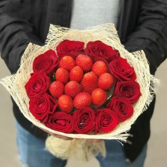 Букет из красных роз с клубникой №119