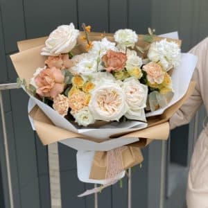 Букет из эустомы , кустовых роз, роз сорта капучино и охара