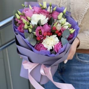 Букет из пионовидных роз, гиперикума и эустомы