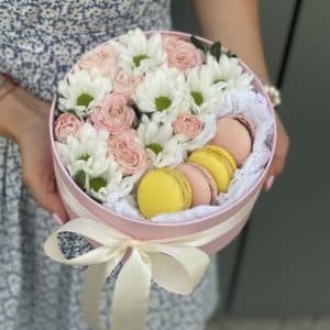 Коробочка с хризантемами, розовыми кустовыми розами и macarons