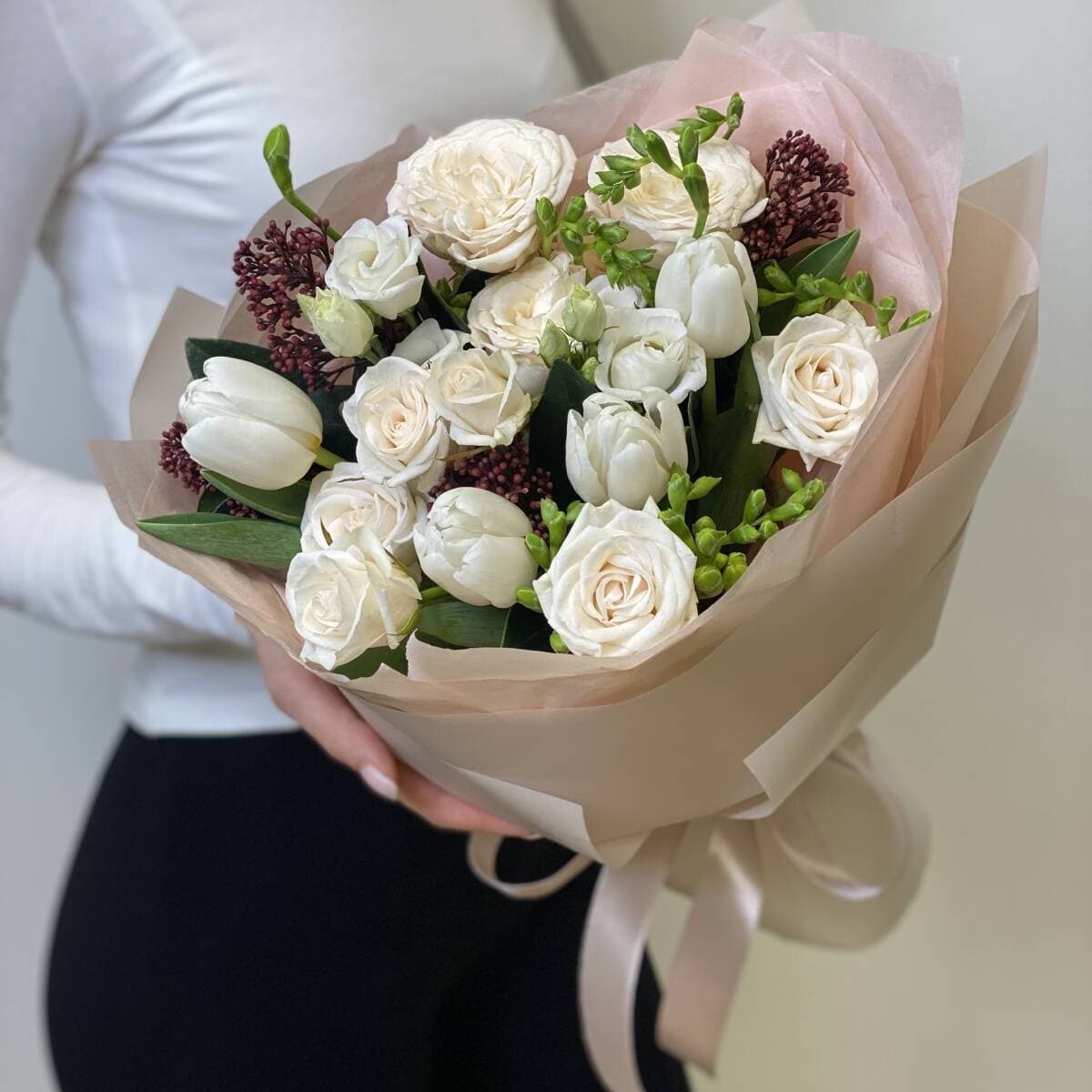 Букет Одэт из тюльпанов, фрезии, скиммии и роз_62046bd638131.jpeg